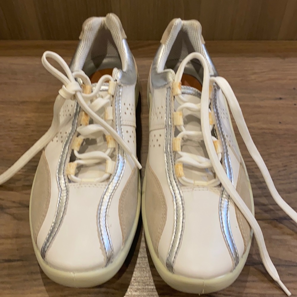 White tennis shoes